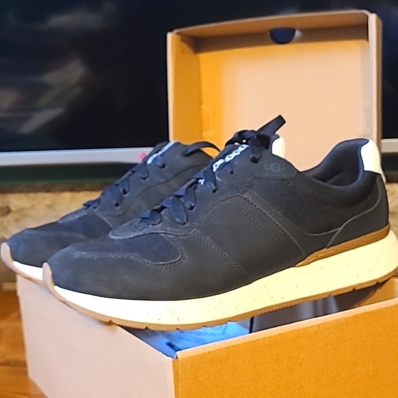 UGG Black ReTrainer Go Anywhere Sneakers 9.5 Excellent Condition & Comfortable - Picture 4 of 16